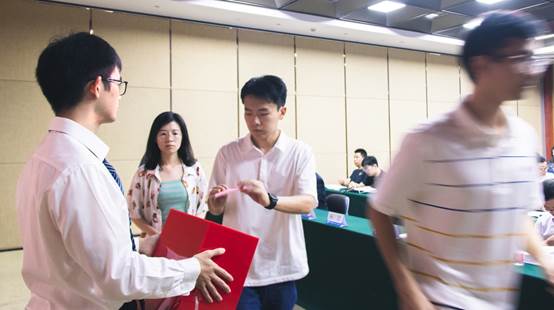 男人和女人在跳舞  中度可信度描述已自动生成