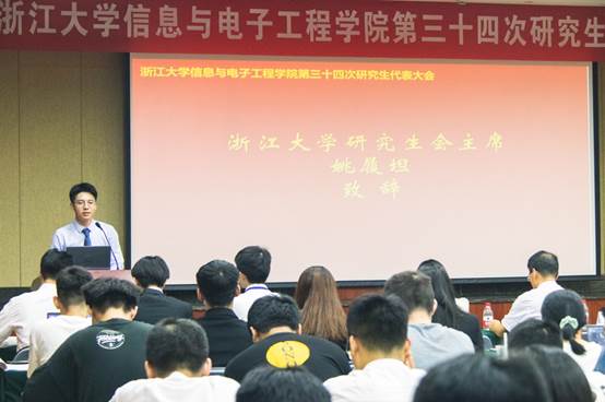 一群人正在听演讲  描述已自动生成